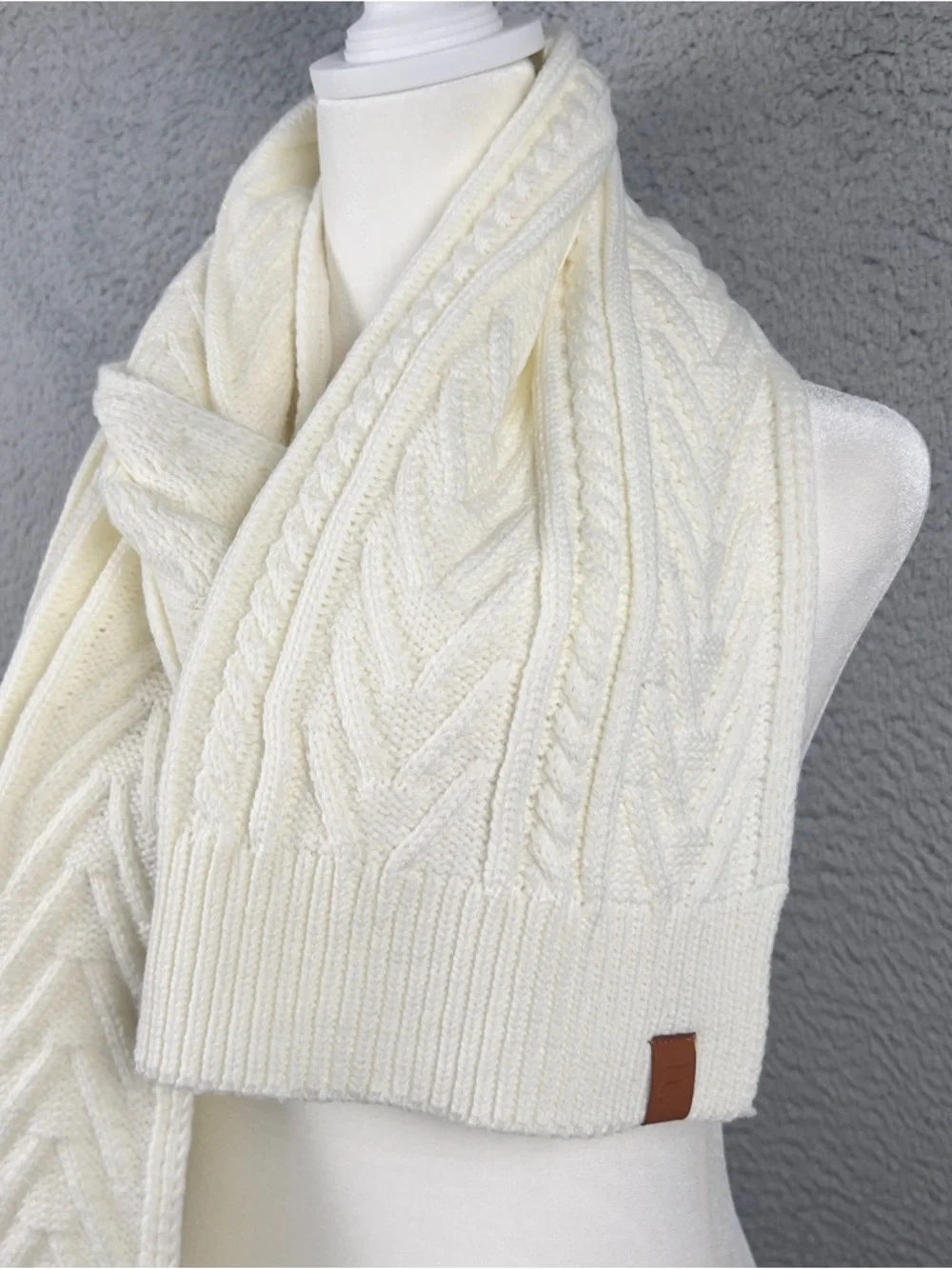 NWT Fabletics The Cable Knit Scarf Womens One Size Ivory Logo Preppy Comfy - Picture 2 of 7